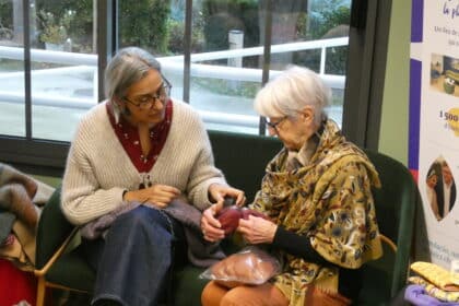 Tricoter ensemble : entre fils, cafés et convivialité